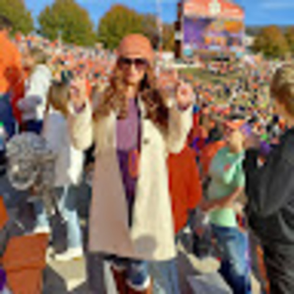 Meet your Posher, Amanda - Picture 1 of 1